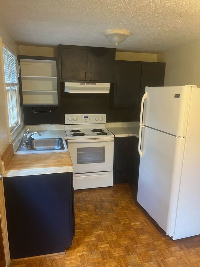 Building Photo - Spacious 2 Bedroom Minutes From UNC Campus