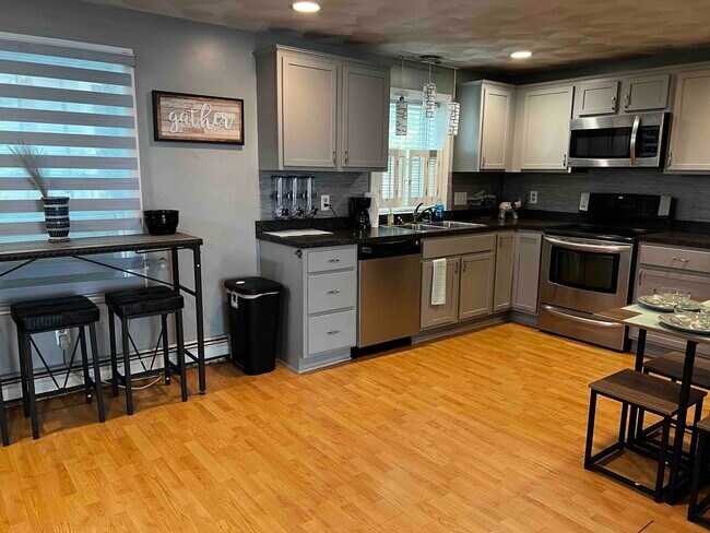 Building Photo - Spacious 2-Bedroom, 1.5-Bath Main-Floor Home in Providence