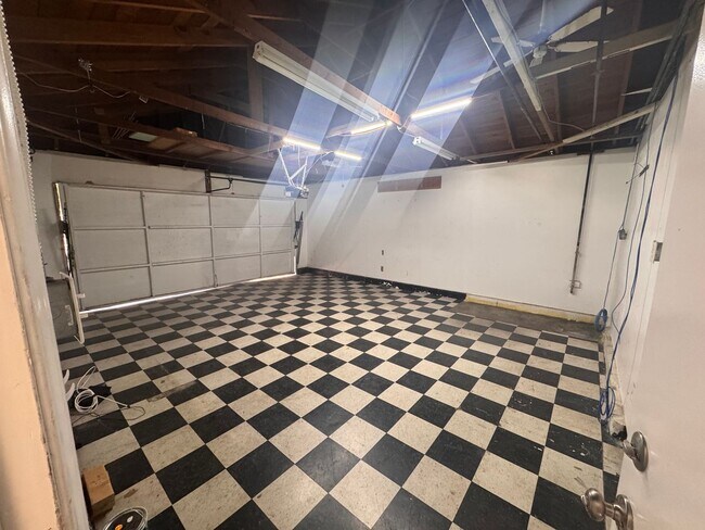 Building Photo - Charming RE-MODELED 3 bed / 2 bath home