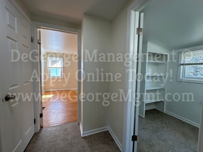 Building Photo - Gorgeous Spacious 4 Bedroom 1.5 Bath Singl...