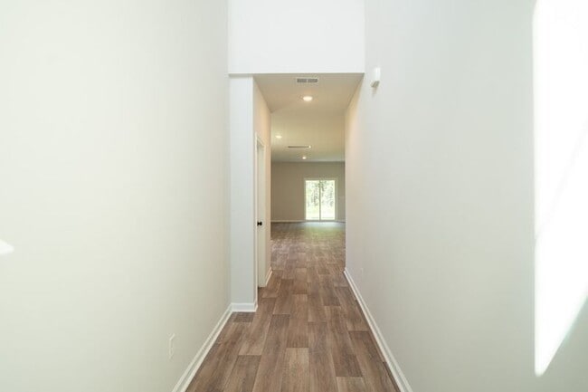 Building Photo - 142 Geranium Wy