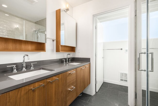 Building Photo - Eastlake 3 Bedroom Townhouse with Rooftop Deck/Views