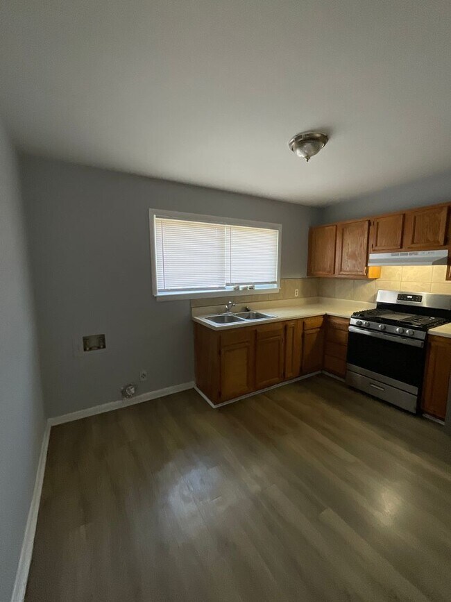 Building Photo - Absolutely Adorable two bedroom is move in ready!