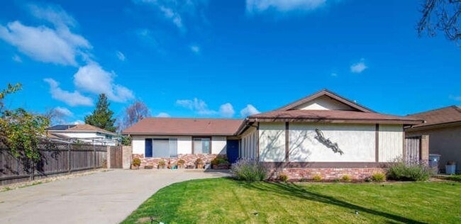 Primary Photo - Bright and Sunny 3 bedroom home in North E...