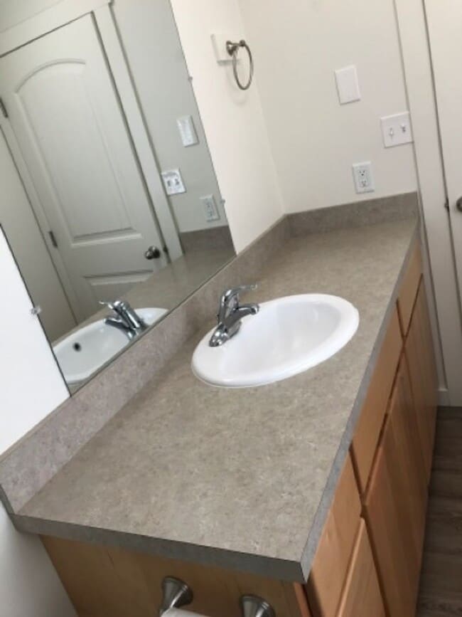 Building Photo - 584 Monroe St