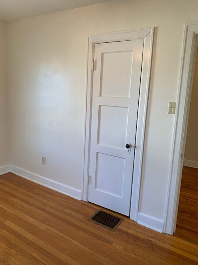 Building Photo - Duplex located close to UK, Downtown or St...