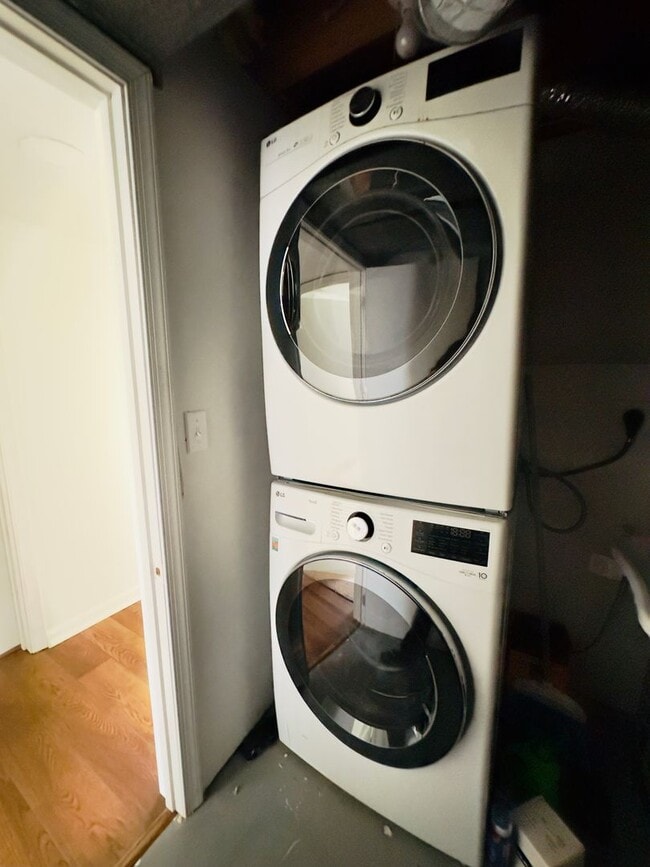 Building Photo - 104 Stratford Ct