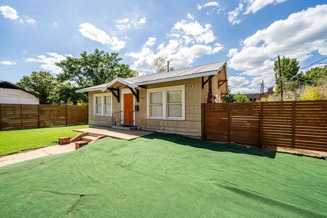 Building Photo - UT PRE-LEASE: 5 bed / 3 bath Remodeled Wes...