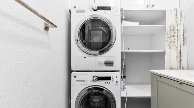 Building Photo - Beautiful 2Br/2Ba Townhome In Little Italy With Views Of The Bay! 3D Tour Link in Description Below!