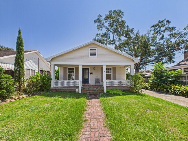 Building Photo - 3 Bedroom, 1 Bathroom NOW Available!
