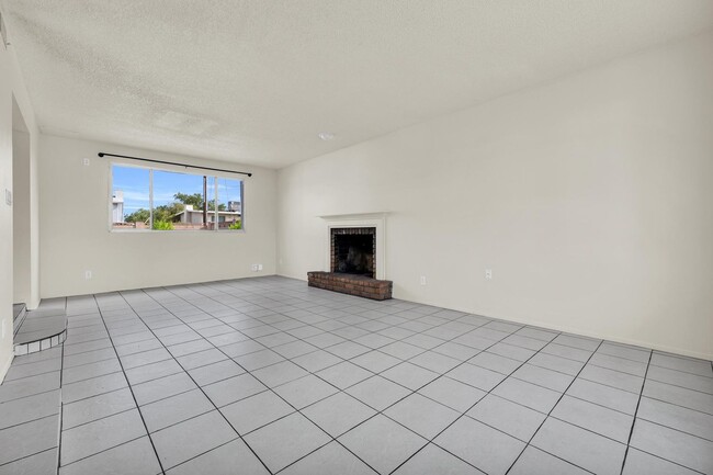 Building Photo - 6 Bedroom! 4 1/2 BATHS!  ASU! Diving Pool! Less than 1 mile to campus