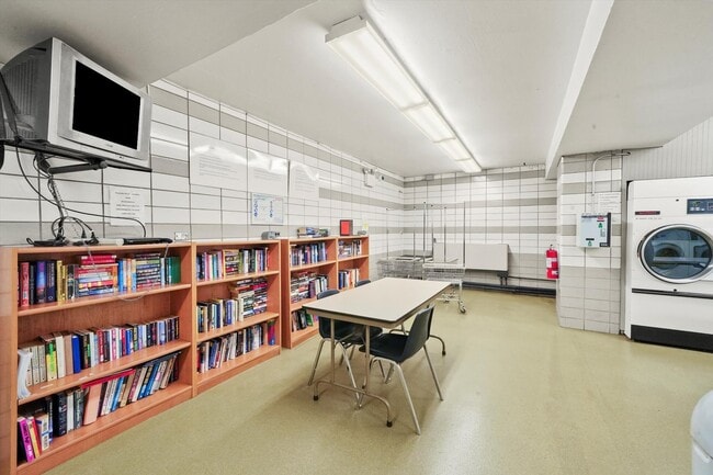 Building Photo - 3430 N Lake Shore Dr