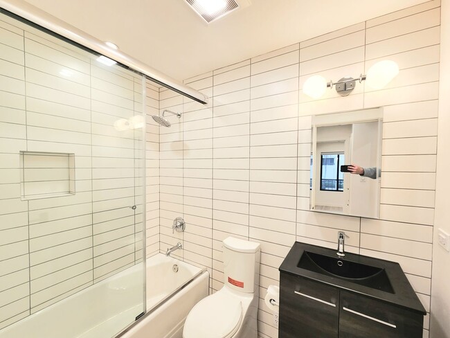 Building Photo - Meticulously renovated 2 bedroom duplex home in central San Mateo