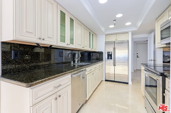 Building Photo - 10660 Wilshire Blvd