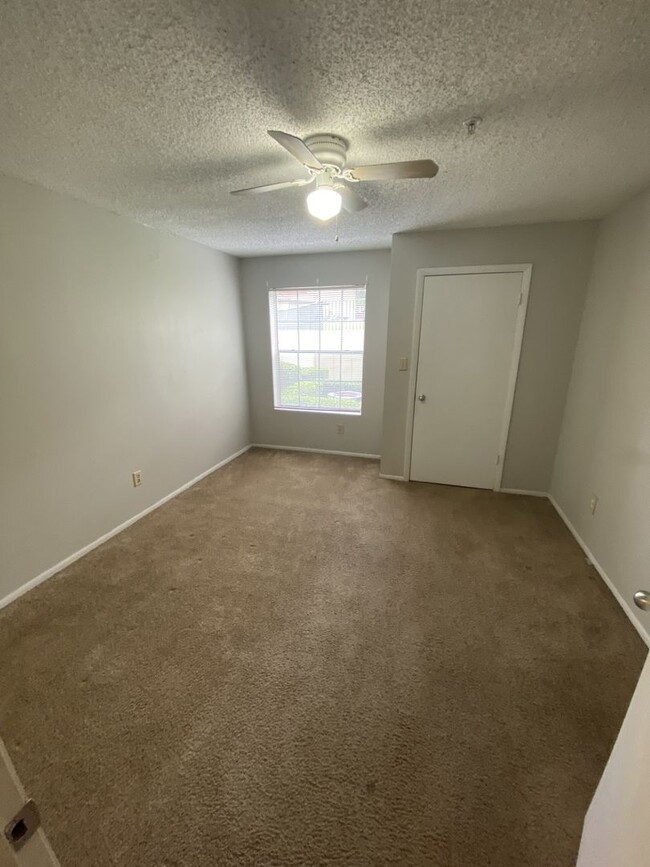 Building Photo - 1 bedroom 1 bath washer and dryer include