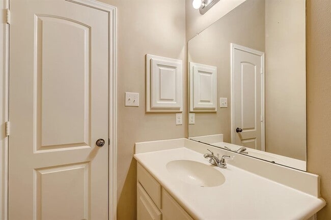 Building Photo - 5615 Stoneridge Ct