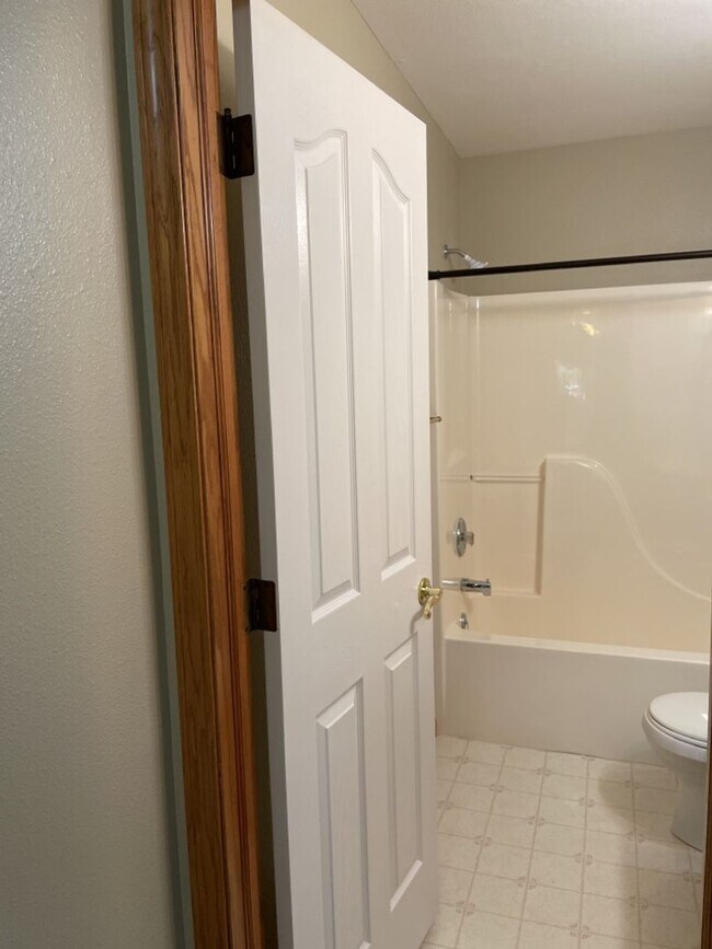 Building Photo - 4 Bed 2.5 Bath Home in Windsor