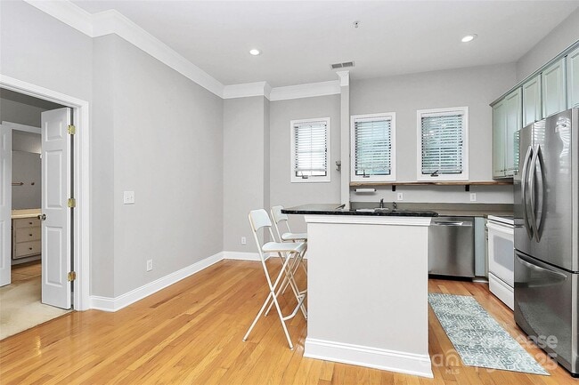 Building Photo - 793 Garden District Dr