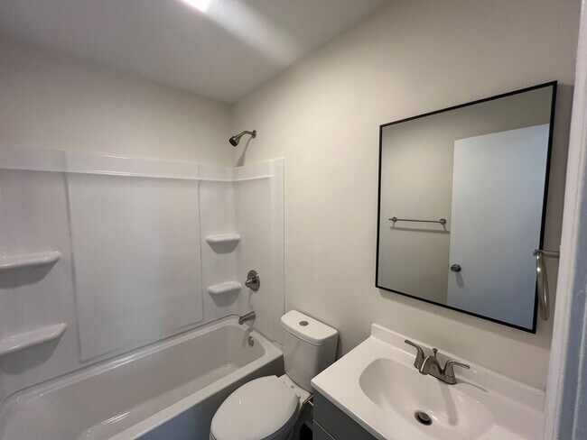 Building Photo - 3 Bedroom close to Uptown