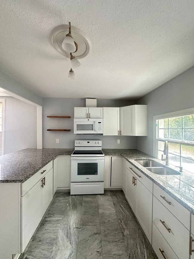 Building Photo - 410 Glover Ave