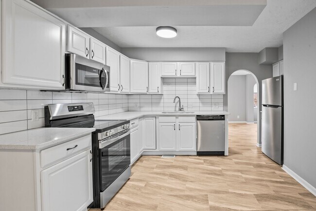 Building Photo - 10914 Saratoga Plaza