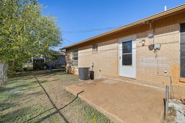 Building Photo - 2402 Cottonwood Dr