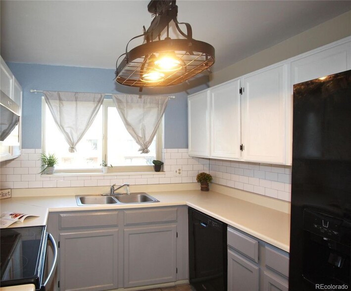 Bright and sunny east facing kitchen window - 3656 S Depew St