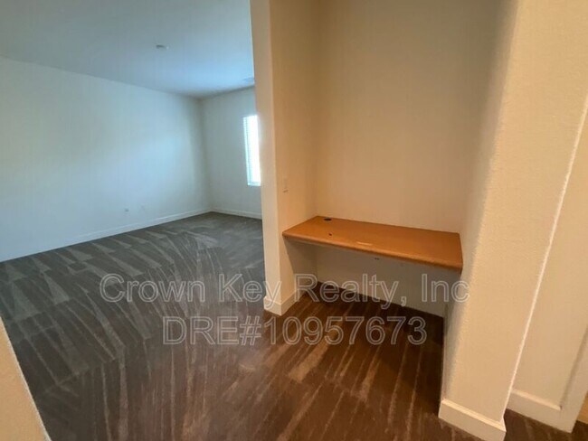 Building Photo - 546 W Campania Way