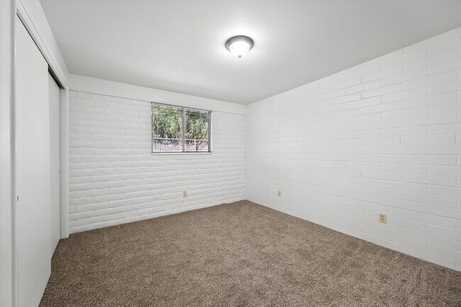Building Photo - 4525 E Bellevue St