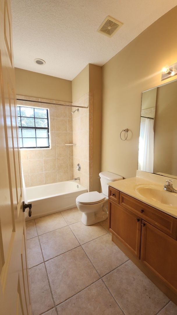 Building Photo - Huge 3 Bed 2.5 bath Home in Palencia- Main Bedroom downstairs plus Upstairs Efficiency