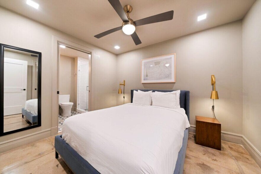 Building Photo - 505 E Travis St