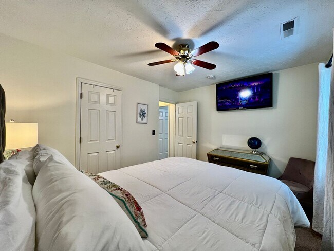 Building Photo - Fully furnished rental home for Corporate housing or insurance stays