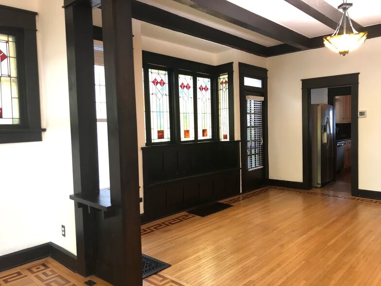 Building Photo - 629 N College Ave