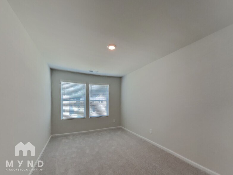 Building Photo - 212 Paramount Dr