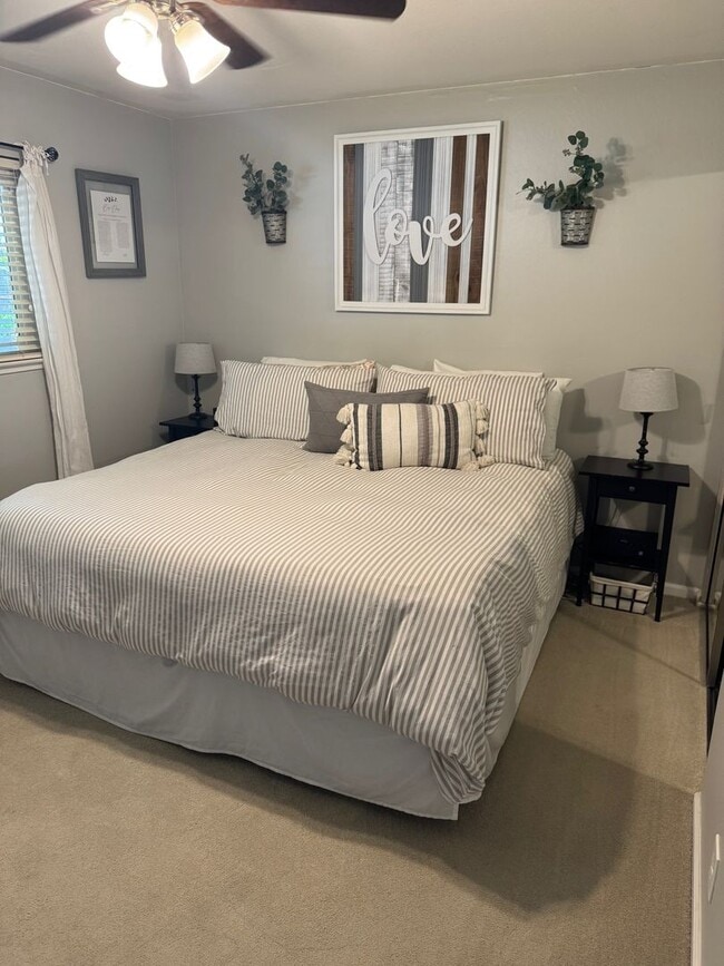 Building Photo - Gorgeous Updated 3 Bedroom in the heart of...
