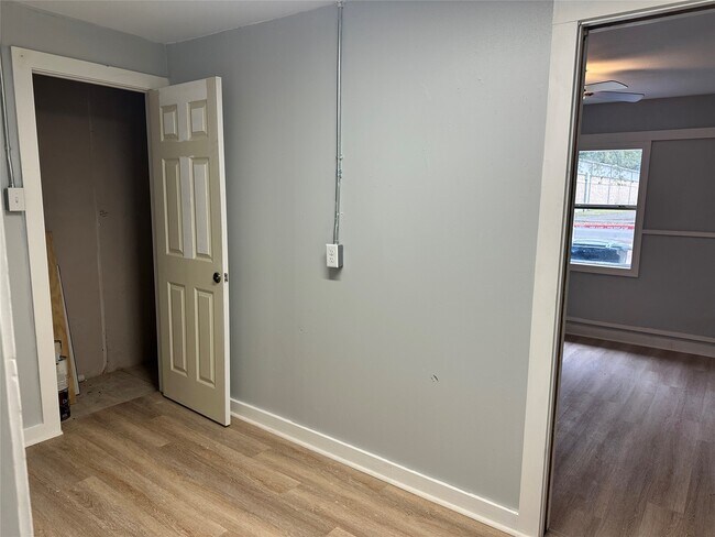 Building Photo - 912 W Cleveland St