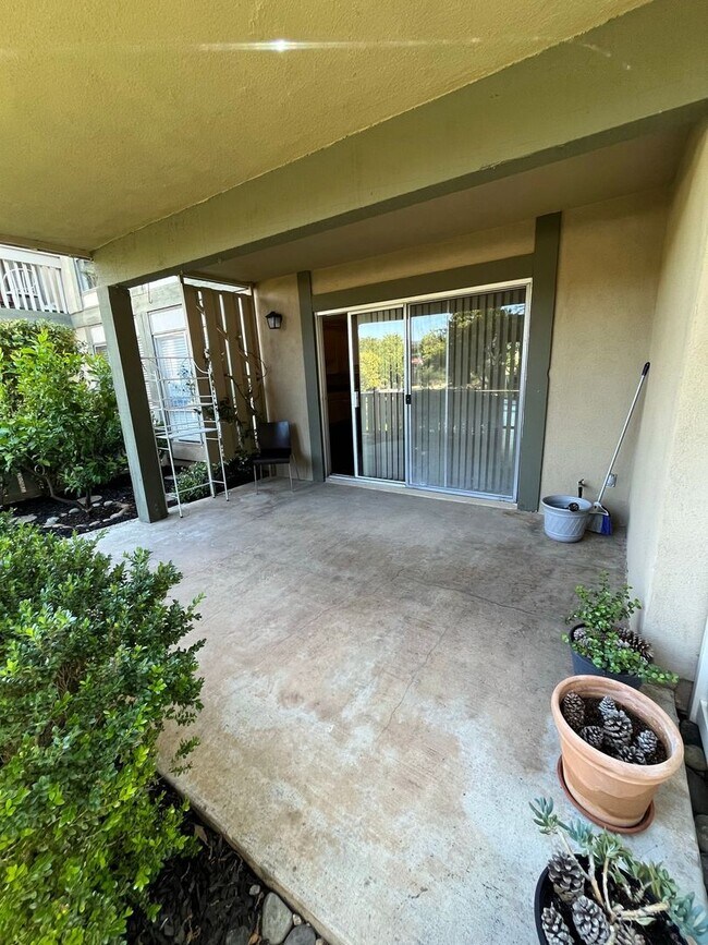 Building Photo - Ground-Floor Living in a Desirable 55+ Thousand Oaks Community
