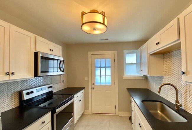 Building Photo - Super Clean 2 Bedrooms, 1 Bathroom Single ...