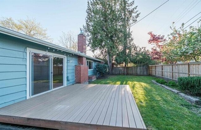 Building Photo - Charming One-Level Home with Private Yard ...
