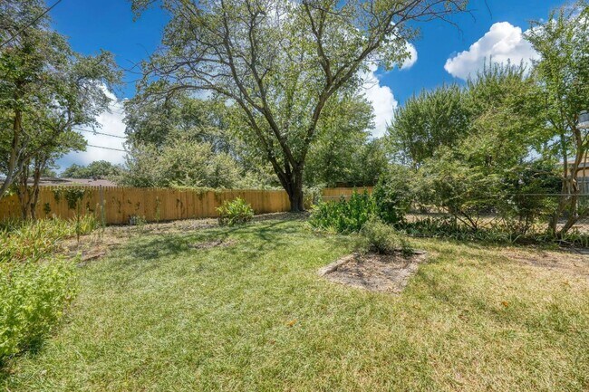Building Photo - 2442 Oates Dr