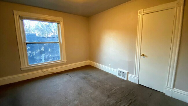 Building Photo - 1557-1559 Forrest NE