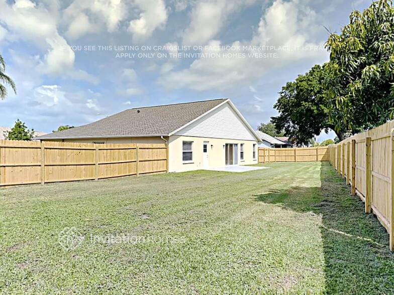 Building Photo - 1901 Fabien Cir