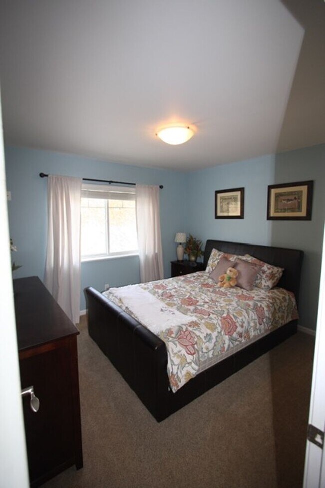 Building Photo - 3 Bed, 2.5 Bath Condo in Eagle River