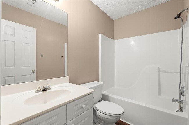 Building Photo - 16 Valleyside Dr