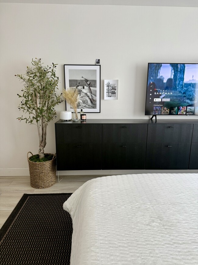 Building Photo - 2020 N Lincoln Park W