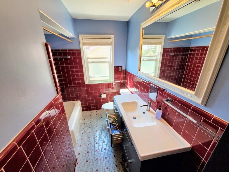 Main floor full bath - 1588 Hillcrest Ave