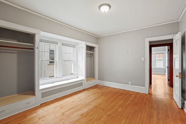 Building Photo - Rare 2 bedroom Lower