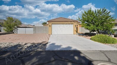 Building Photo - DESIRABLE LOCATION WITH RV PARKING