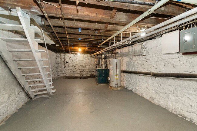 Building Photo - 458 Main St