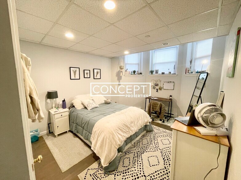 Building Photo - 77 Park Dr